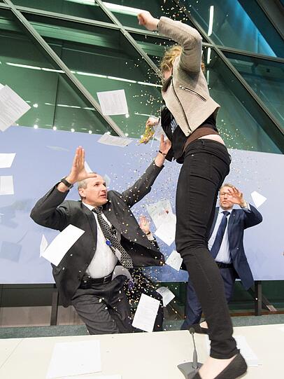 Zwischenfall bei der EZB: Draghi muss eine PK unterbrechen, weil eine Femen-Aktivistin die Konferenz stört.