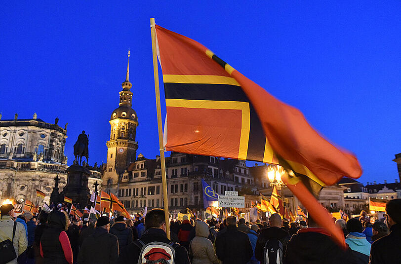 Mehrere tausend Pegida Anhänger demonstrieren am 12.10.2015 in Dresden auf dem Theaterplatz.