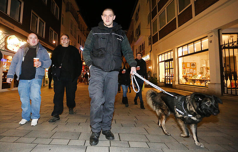 Sympathisanten einer Düsseldorfer Bürgerwehr gehen am 09.01.2016 mit einem Hund durch die Altstadt von Düsseldorf.