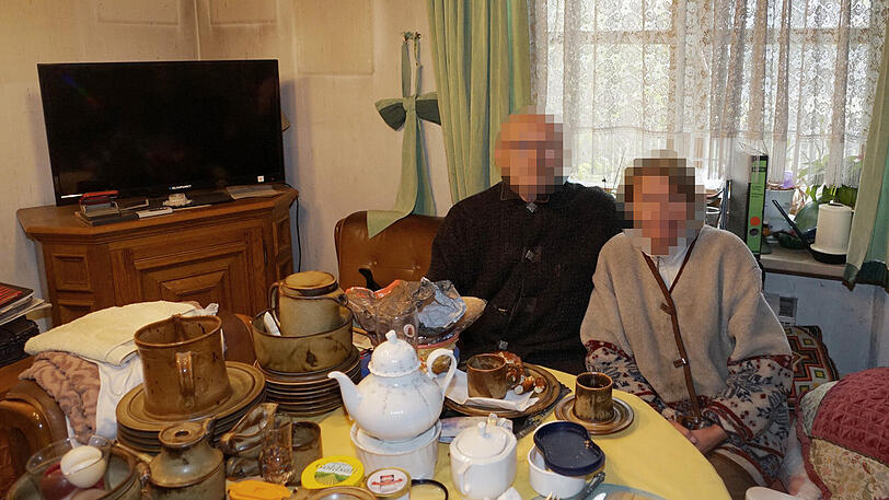 Susanne und Wilhelm F. beim letzten Frühstück im Haus. Sie hätten es zu besseren Konditionen verkaufen können, sagt ihr Anwalt &ndash; Schuld sei der Freistaat.
