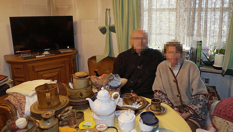 Susanne und Wilhelm F. beim letzten Frühstück im Haus. Sie hätten es zu besseren Konditionen verkaufen können, sagt ihr Anwalt – Schuld sei der Freistaat. Susanne und Wilhelm F. beim letzten Frühstück im Haus. Sie hätten es zu besseren Konditionen verkaufen können, sagt ihr Anwalt – Schuld sei der Freistaat.