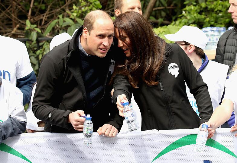 Prinz William und seine Frau, Herzogin Kate, sehen dem Läuferfeld zu.