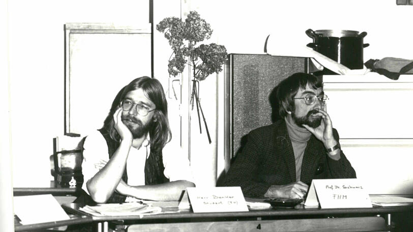 Der Grüne Sigi Benker (links) und Gotthard Schwarz (SPD) wenden auf einer Podiumsdiskussion 1980 die Blicke voneinander ab. Damals sah es noch kritisch aus zwischen SPD und
Grünen &ndash; zehn Jahre später bildeten Rot und Grün im Münchner Rathaus für 24 Jahre ein Bündnis.