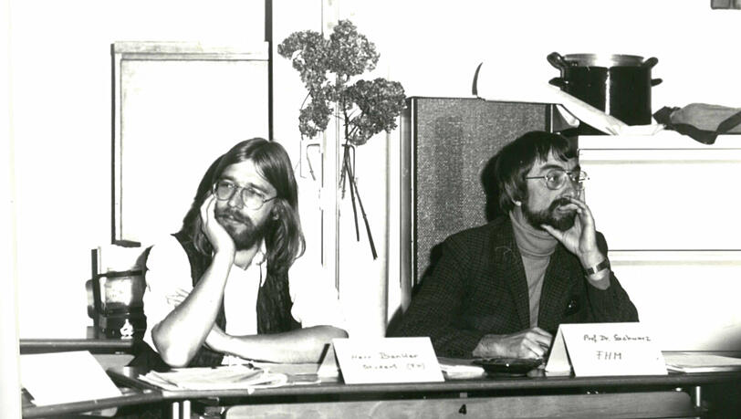 Der Grüne Sigi Benker (links) und Gotthard Schwarz (SPD) wenden auf einer Podiumsdiskussion 1980 die Blicke voneinander ab. Damals sah es noch kritisch aus zwischen SPD und
Grünen – zehn Jahre später bildeten Rot und Grün im Münchner Rathaus für 24 Jahre ein Bündnis. Der Grüne Sigi Benker (links) und Gotthard Schwarz (SPD) wenden auf einer Podiumsdiskussion 1980 die Blicke voneinander ab. Damals sah es noch kritisch aus zwischen SPD und
Grünen – zehn Jahre später bildeten Rot und Grün im Münchner Rathaus für 24 Jahre ein Bündnis.