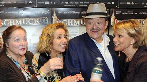 Umringt von Münchens Top-Schauspielerinnen: Joseph Hannesschläger mit Marianne Sägebrecht, Michaela May und Uschi Glas (v. l.).