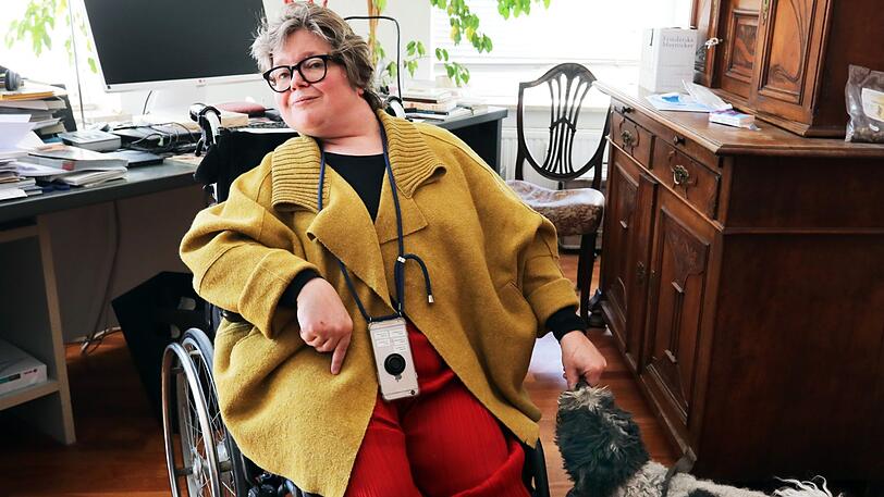 Bettina Böck mit ihrem Hund Tali. Seit Corona kann sie nicht mehr mit ihm rausgehen.
