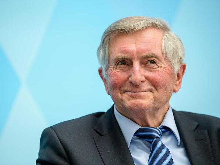 Alois Glück (CSU) lächelt in die Kamera. Foto: Matthias Balk/dpa/Archivbild