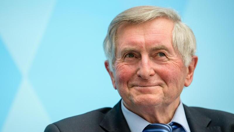 Alois Glück (CSU) lächelt in die Kamera. Foto: Matthias Balk/dpa/Archivbild