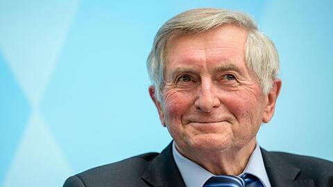 Alois Glück (CSU) lächelt in die Kamera. Foto: Matthias Balk/dpa/Archivbild