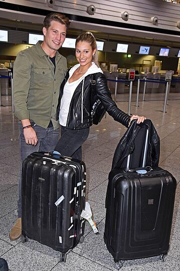Raul Richter mit Freundin Vanessa Schmitt beim Abflug der Dschungelcamp-Kandidaten vom Flughafen in Frankfurt.
