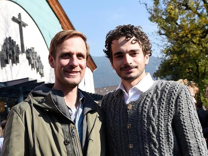 Die beiden Jesus-Darsteller für die Passionsspiele 2020, Frederik Mayet (l) und Rochus Rückel. Foto: Angelika Warmuth/dpa