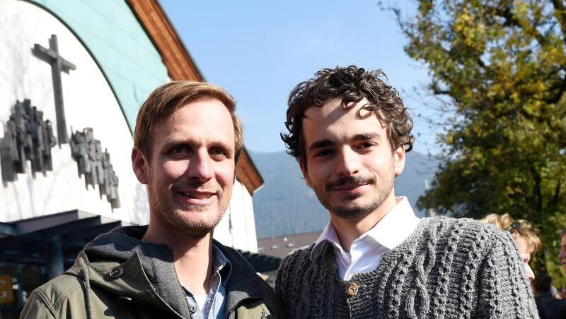 Die beiden Jesus-Darsteller für die Passionsspiele 2020, Frederik Mayet (l) und Rochus Rückel. Foto: Angelika Warmuth/dpa Die beiden Jesus-Darsteller für die Passionsspiele 2020, Frederik Mayet (l) und Rochus Rückel. Foto: Angelika Warmuth/dpa