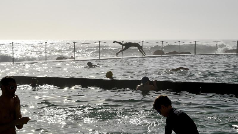 Strandbesucher erfrischen sich am Bronte Beach. Australien schwitzt wie lange nicht mehr. Strandbesucher erfrischen sich am Bronte Beach. Australien schwitzt wie lange nicht mehr.