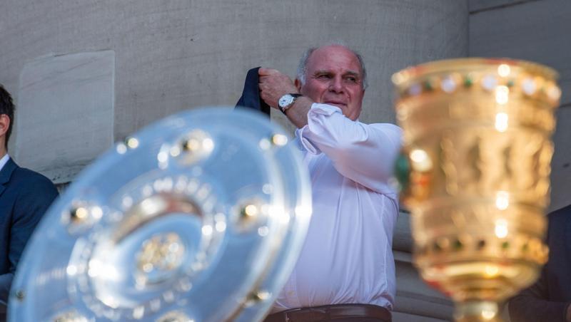 Uli Hoeneß, Präsident vom FC Bayern München, steht hinter der Meisterschale der Bundesliga und dem DFB-Pokal. Foto: Lino Mirgeler Uli Hoeneß, Präsident vom FC Bayern München, steht hinter der Meisterschale der Bundesliga und dem DFB-Pokal. Foto: Lino Mirgeler