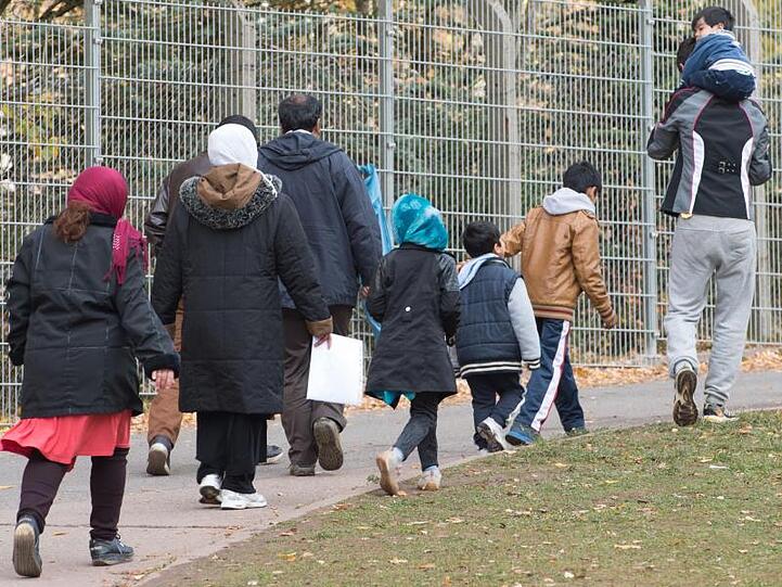 Flüchtlinge gehen über das Gelände der Erstaufnahmestelle in Suhl. Beim "Werkstattgespräch" der Union soll geprüft werden, was im Prozess der Steuerung und Ordnung der Migration funktioniert und was noch nicht.