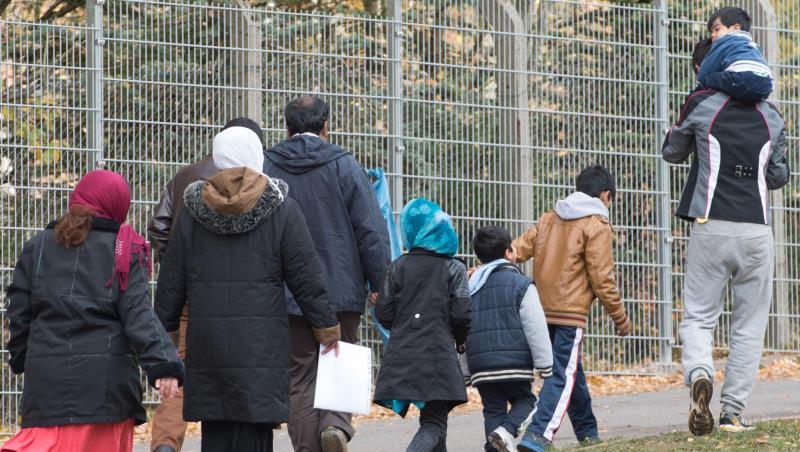 Flüchtlinge gehen über das Gelände der Erstaufnahmestelle in Suhl. Beim "Werkstattgespräch" der Union soll geprüft werden, was im Prozess der Steuerung und Ordnung der Migration funktioniert und was noch nicht. Flüchtlinge gehen über das Gelände der Erstaufnahmestelle in Suhl. Beim "Werkstattgespräch" der Union soll geprüft werden, was im Prozess der Steuerung und Ordnung der Migration funktioniert und was noch nicht.