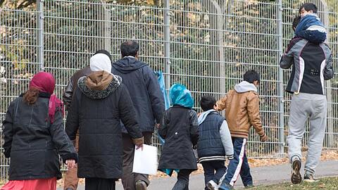 Flüchtlinge gehen über das Gelände der Erstaufnahmestelle in Suhl. Beim "Werkstattgespräch" der Union soll geprüft werden, was im Prozess der Steuerung und Ordnung der Migration funktioniert und was noch nicht.