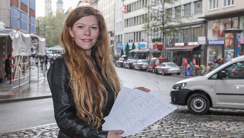 Margarethe Stadlbauer hat etwa 50 Unterschriften unter Anwohnern des Tals gesammelt, bevor sie zur Sitzung des Bezirksausschusses Altstadt-Lehel ging. Sie bemängeln, dass sie nicht zur digitalen Informationsveranstaltung eingeladen wurden, wo die Umgestaltung des Tals diskutiert wurde Margarethe Stadlbauer hat etwa 50 Unterschriften unter Anwohnern des Tals gesammelt, bevor sie zur Sitzung des Bezirksausschusses Altstadt-Lehel ging. Sie bemängeln, dass sie nicht zur digitalen Informationsveranstaltung eingeladen wurden, wo die Umgestaltung des Tals diskutiert wurde