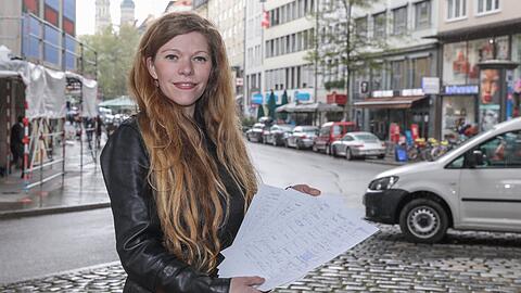 Margarethe Stadlbauer hat etwa 50 Unterschriften unter Anwohnern des Tals gesammelt, bevor sie zur Sitzung des Bezirksausschusses Altstadt-Lehel ging. Sie bemängeln, dass sie nicht zur digitalen Informationsveranstaltung eingeladen wurden, wo die Umgestaltung des Tals diskutiert wurde