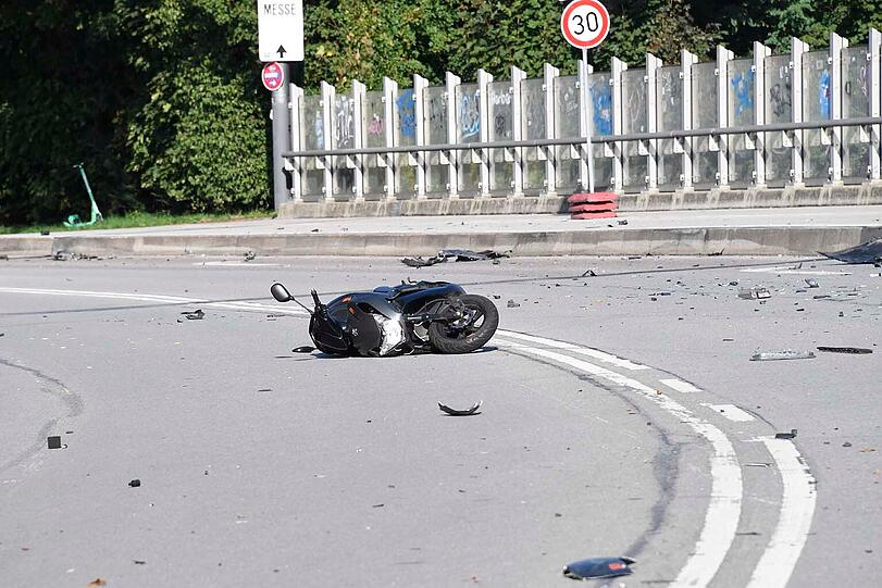 Bei einem Autounfall oberhalb der Theresienwiese kollidierte ein BMW mit mehreren Autos und einem Motorroller. Fünf Personen wurden verletzt.