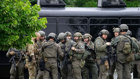 In Minnesota läuft eine großangelegte Fahndung nach dem Schützen - er soll sich als Polizist ausgegeben haben.