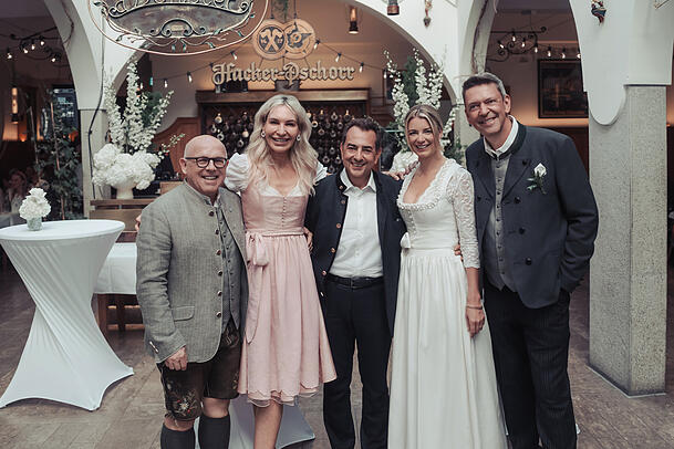 Jürgen Kirner sowie Saskia Greipl und Stavros Kostantinidis gratulieren dem Brautpaar Jürgen Kirner sowie Saskia Greipl und Stavros Kostantinidis gratulieren dem Brautpaar