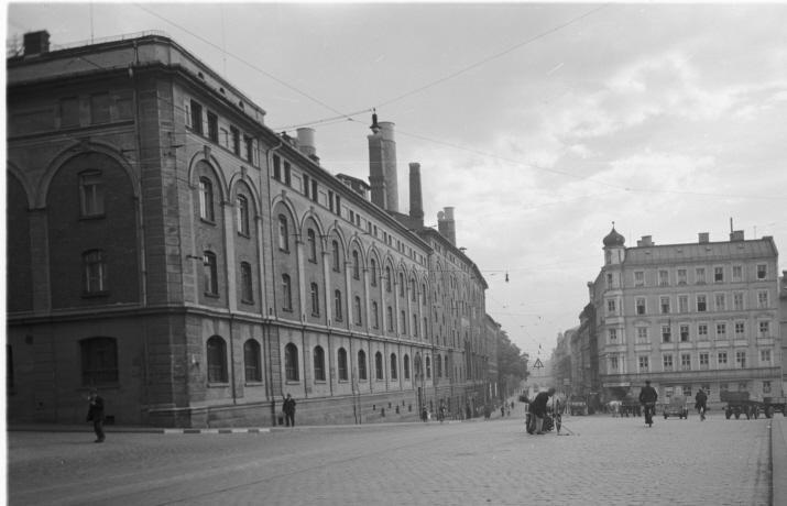 Bayerstraße 32: Die stattliche Fassade der Pschorr-Brauerei im Jahre 1940, nur ein paar Jahre, bevor sie im Krieg fast völlig zerstört wurde. Im Hintergrund das Eckhaus an der Bayer-/Martin-Greif-Straße, die zur Wiesn führt, und das bis heute erhalten ist. Bayerstraße 32: Die stattliche Fassade der Pschorr-Brauerei im Jahre 1940, nur ein paar Jahre, bevor sie im Krieg fast völlig zerstört wurde. Im Hintergrund das Eckhaus an der Bayer-/Martin-Greif-Straße, die zur Wiesn führt, und das bis heute erhalten ist.