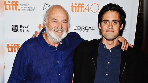 Nick Reiner (r.) mit Rob Reiner im Jahr 2015. Nick wird vorgeworfen, seine Eltern Rob und Michele get&ouml;tet zu haben.