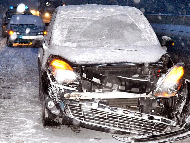 Harte Bedingungen für Autofahrer: Der Winter sorgt auch auf den Straßen für viele Unfälle.