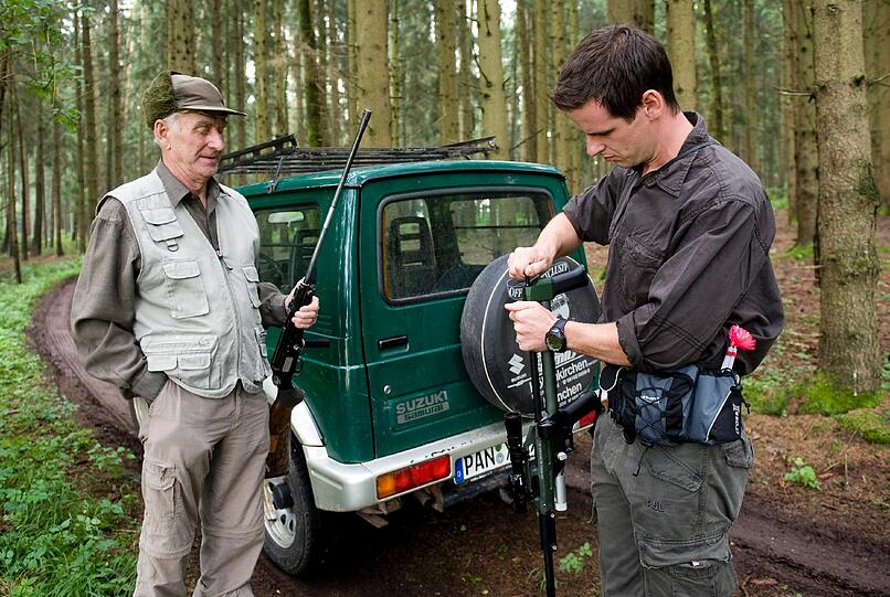 Damit das nicht noch mal passiert, ist sie nun zum Abschuss freigegeben: Tierarzt Karl Weissl (rechts) und ein Jäger laden ihre Betäubungsgewehre.