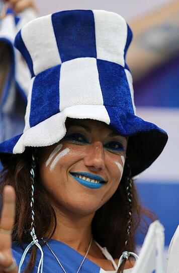 Für ihre Mannschaft geben Fußball-Fans alles - sehen Sie hier die besten Bilder von den Fan-Meilen und aus den Stadien bei der EURO 2012 in Polen und der Ukraine.