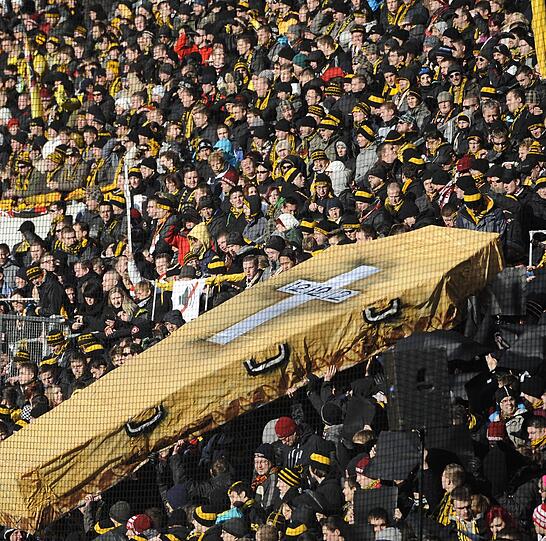 In Dresden tragen die Fans den Fußball symbolisch zu Grabe.
