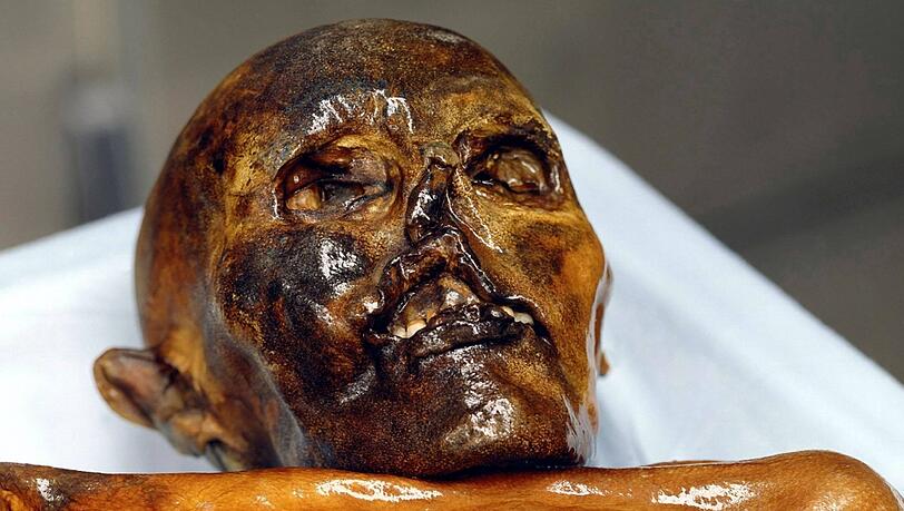 5000 Jahre alt: Mumie Ötzi. 5000 Jahre alt: Mumie Ötzi.