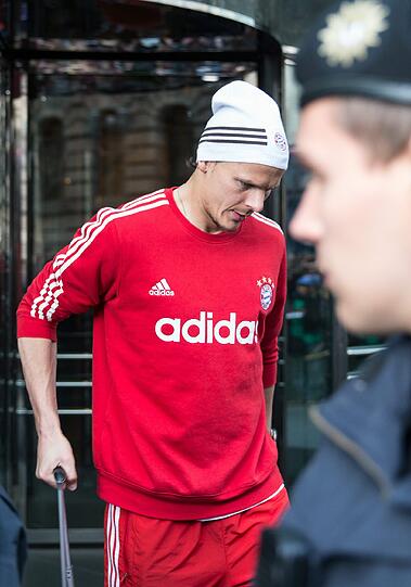 Müde Bayern-Spieler schleppen sich nach einer kurzen Nacht zum Mannschaftsbus.