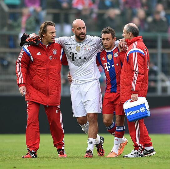 Bayerns Torhüter Reina verletzt sich beim Spaßkick gegen die Paulaner Traumelf. Die Bilder
