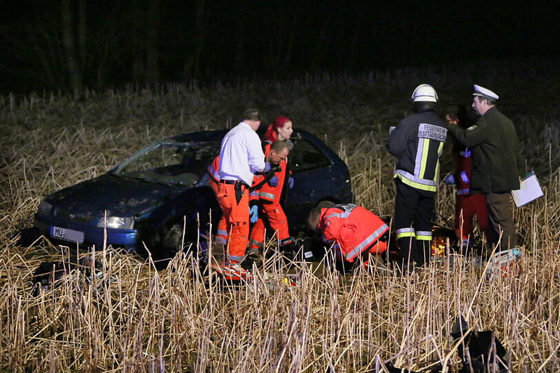 Bilder des Autounfalls aus Kehrham. Das Fahrzeug überschlug sich mehrmals und begrub den 52 Jahre alten Fahrer unter sich.