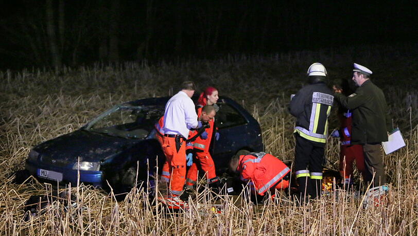 Bilder des Autounfalls aus Kehrham. Das Fahrzeug überschlug sich mehrmals und begrub den 52 Jahre alten Fahrer unter sich. Bilder des Autounfalls aus Kehrham. Das Fahrzeug überschlug sich mehrmals und begrub den 52 Jahre alten Fahrer unter sich.