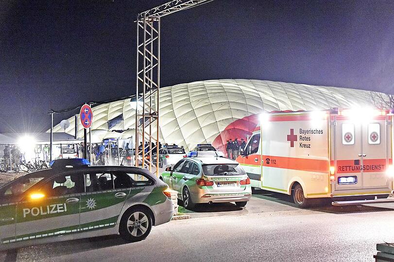 Einsatzfahrzeuge von Polizei und Rettungsdienst vor der Unterkunft am Bajuwarenring in Oberhaching