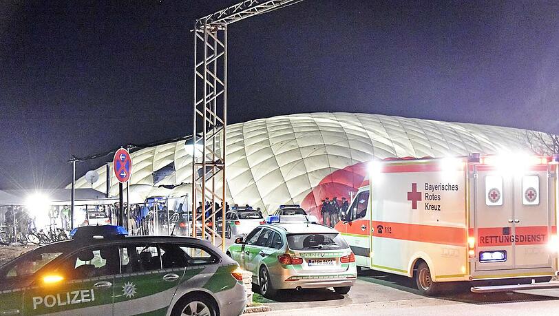 Einsatzfahrzeuge von Polizei und Rettungsdienst vor der Unterkunft am Bajuwarenring in Oberhaching Einsatzfahrzeuge von Polizei und Rettungsdienst vor der Unterkunft am Bajuwarenring in Oberhaching
