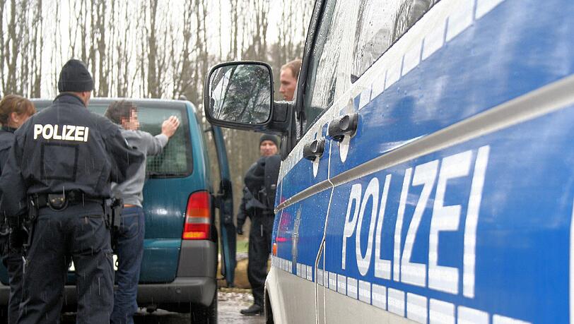 Die Bundespolizei hat in Rosenheim und bei Oberaudorf zwei mutmaßliche Schleuser festgenommen. (Symbolbild)