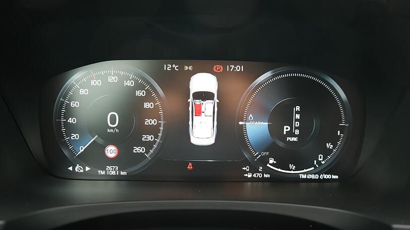 Suchebild: Auf dem Display wird auch die elektrische Restreichweite angezeigt - in unserem Fall sind es zwei Kilometer.