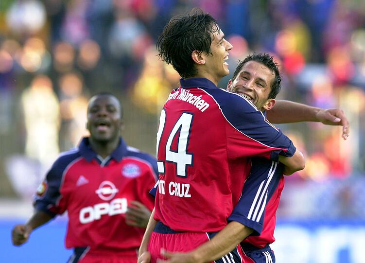 Roque Santa Cruz (l) und Hasan Salihamidzic jubeln nach dem 4:1-Erfolg des FC Bayern München gegen den 1. FC Kaiserslautern im Jahr 2000. Im Hintergrund Sammy Kuffour.