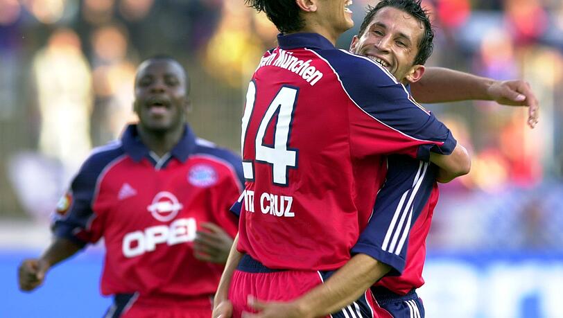 Roque Santa Cruz (l) und Hasan Salihamidzic jubeln nach dem 4:1-Erfolg des FC Bayern München gegen den 1. FC Kaiserslautern im Jahr 2000. Im Hintergrund Sammy Kuffour. Roque Santa Cruz (l) und Hasan Salihamidzic jubeln nach dem 4:1-Erfolg des FC Bayern München gegen den 1. FC Kaiserslautern im Jahr 2000. Im Hintergrund Sammy Kuffour.