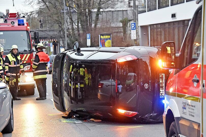 Nach der Kollision war der Fiat umgekippt. Die Bilder vom Einsatz.