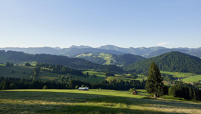 Blick auf die Nagelfluhkette mit Hochgrat (1.834m) bei Oberstaufen Blick auf die Nagelfluhkette mit Hochgrat (1.834m) bei Oberstaufen
