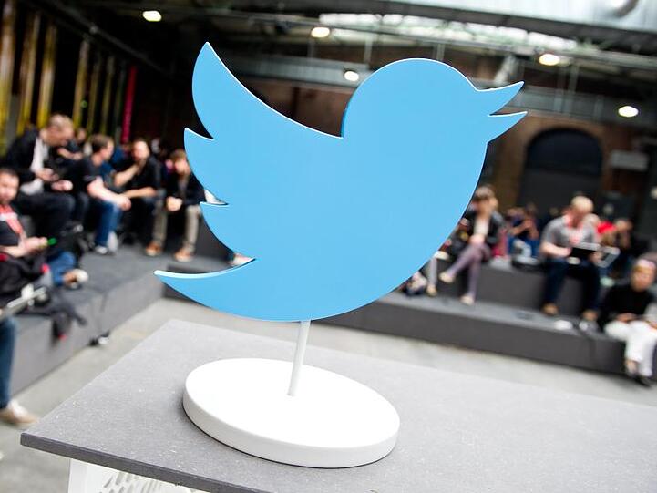 Ein Twitter-Aufsteller in Form eines Vogels steht während der Konferenz "re:publica" in einer Ausstellungshalle.