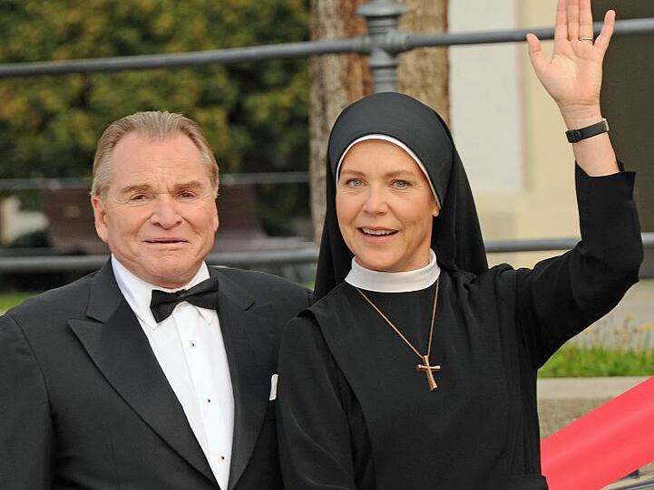 Die Schauspieler Fritz Wepper (als Bürgermeister Wolfgang Wöller) und Janina Hartwig (als Schwester Hanna) kämpfen weiter in Kaltenthal.