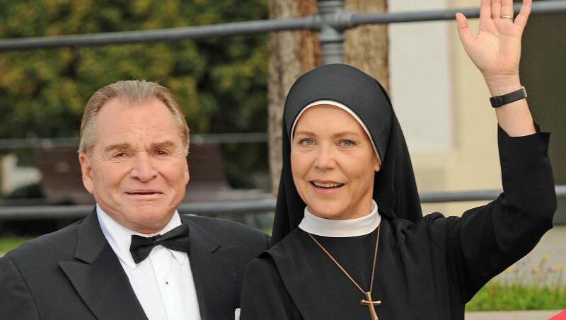 Die Schauspieler Fritz Wepper (als Bürgermeister Wolfgang Wöller) und Janina Hartwig (als Schwester Hanna) kämpfen weiter in Kaltenthal. Die Schauspieler Fritz Wepper (als Bürgermeister Wolfgang Wöller) und Janina Hartwig (als Schwester Hanna) kämpfen weiter in Kaltenthal.