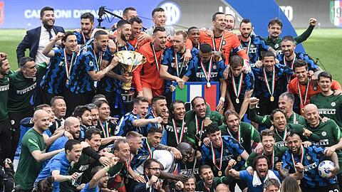 Das Team von Inter Mailand feiert mit der Trophäe den Meisterschaftstitel.