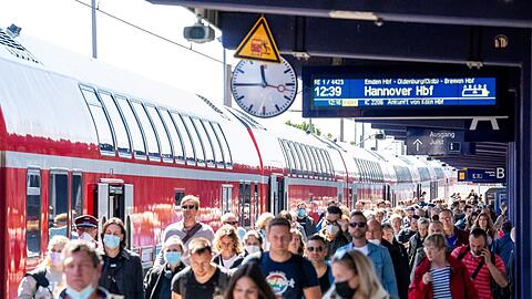 Reisende am Bahnhof Norddeich Mole an.